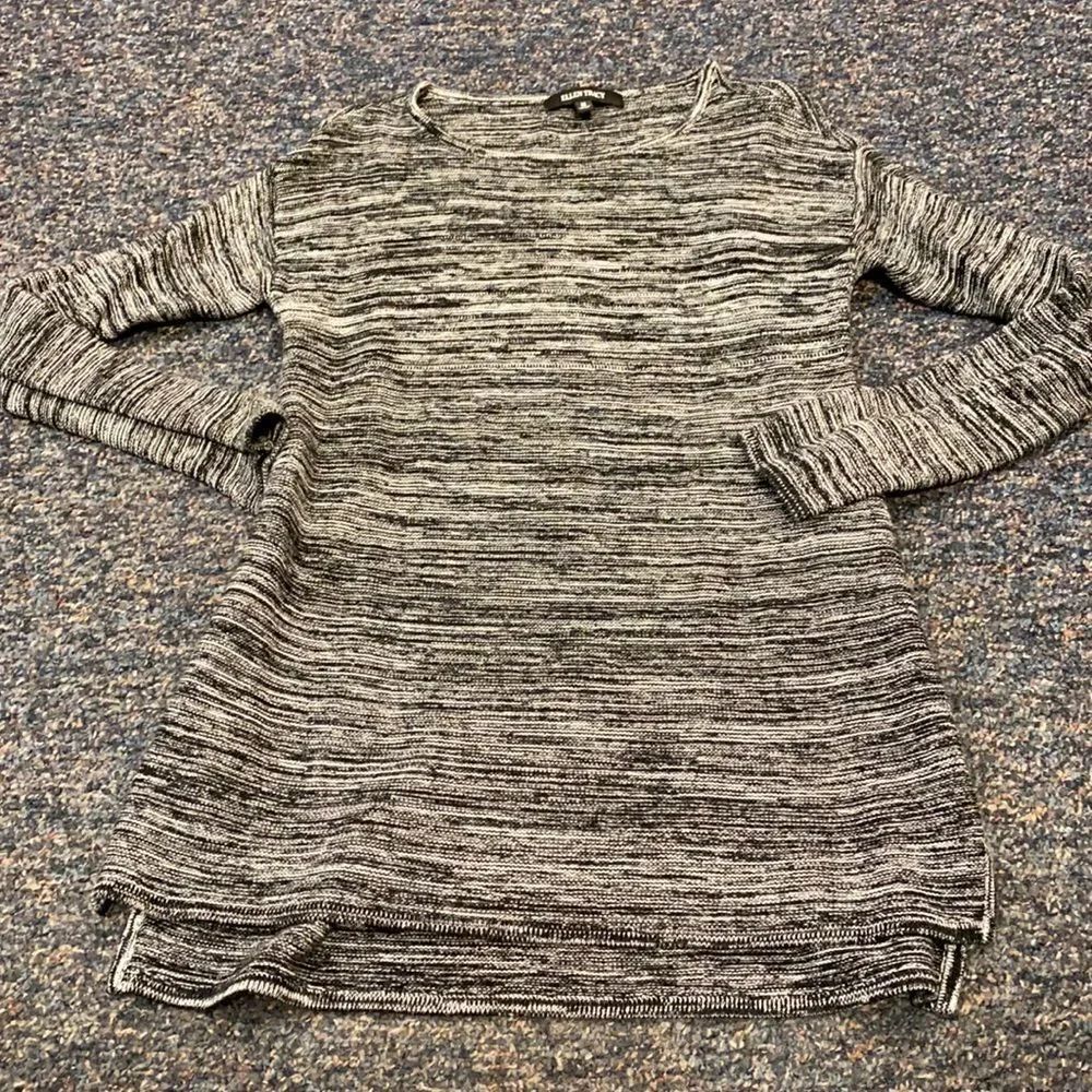 Ellen Tracy Black and Gray sweater sz. M